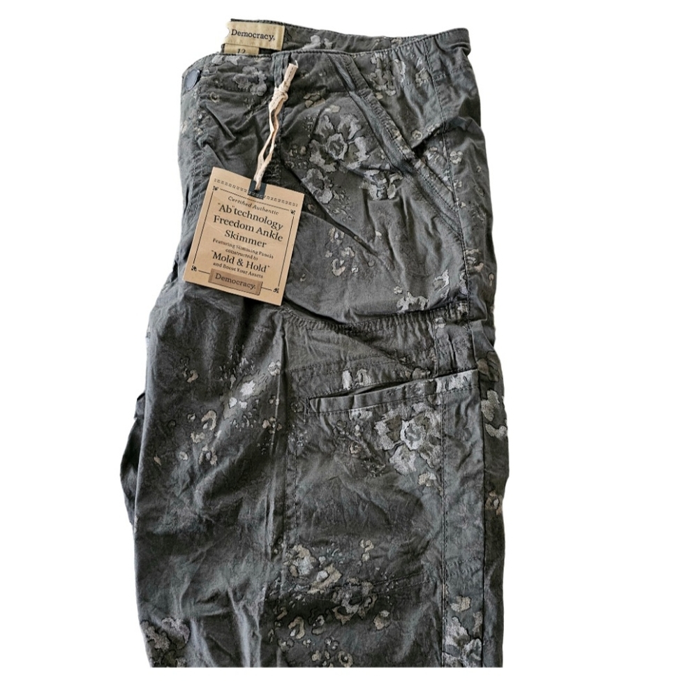 Democracy Gray Floral Ankle Capris - Picture 3 of 7